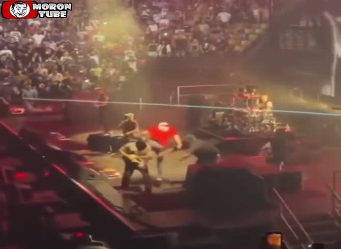 Video :Tom Morello (Rage Against the Machine) is unintentionally knocked off stage by a security officer